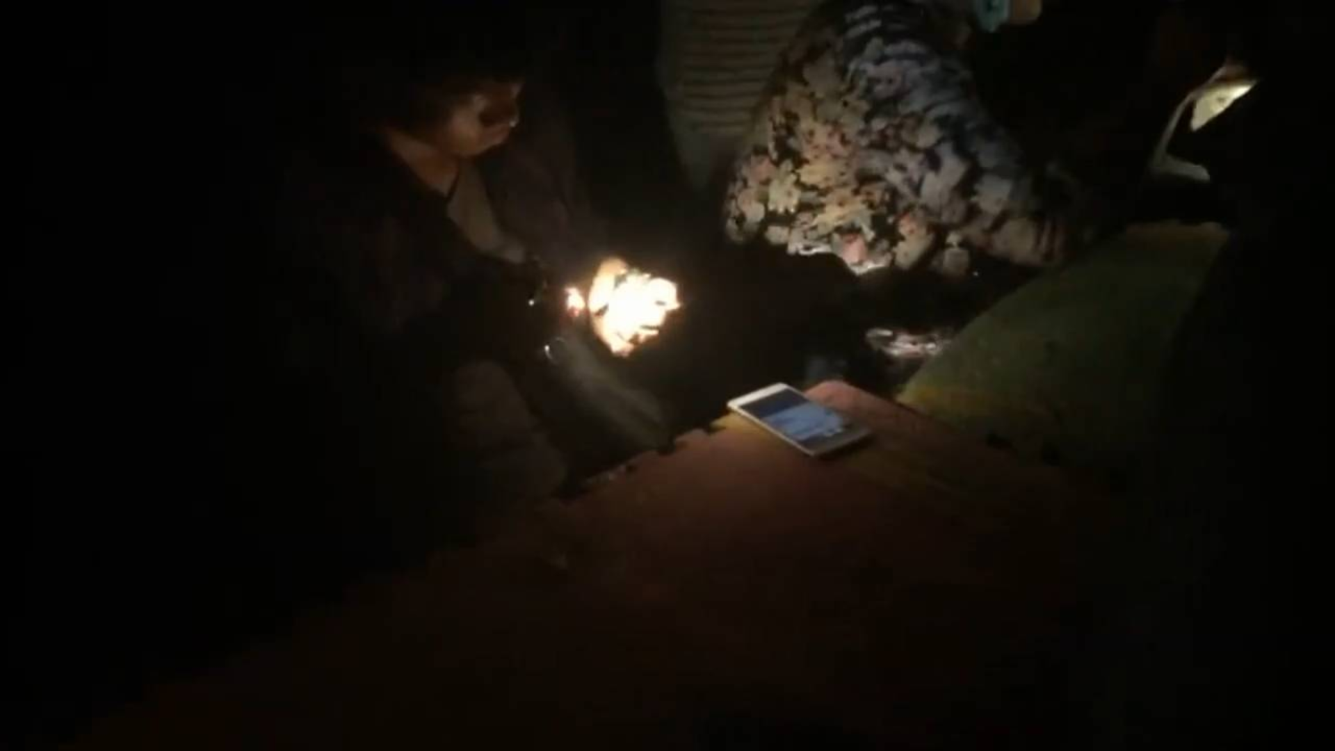 缅甸翡翠矿区实拍:带你一览缅北最大翡翠赌石夜市!